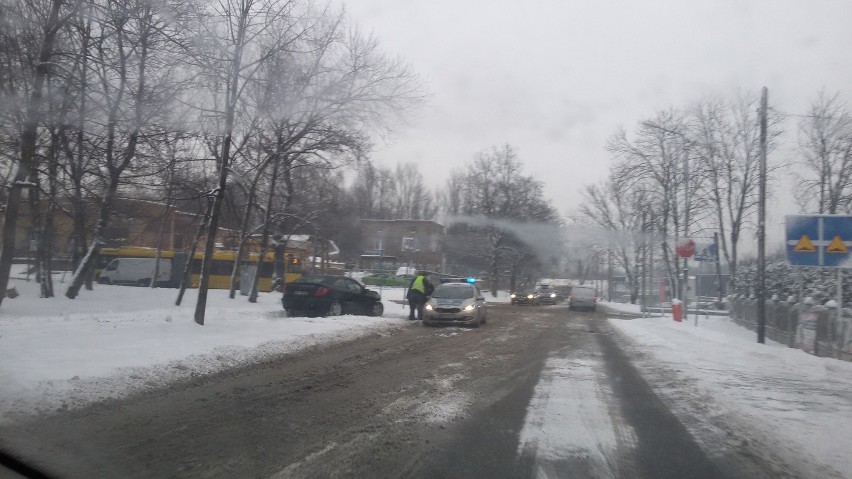 Cyklon Dieter przyniósł opady śniegu na drogach. Jest bardzo...