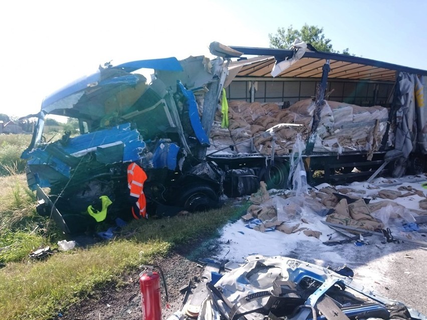 Wypadek na DK8. Zderzenie dwóch tirów i busa (ZDJĘCIA)