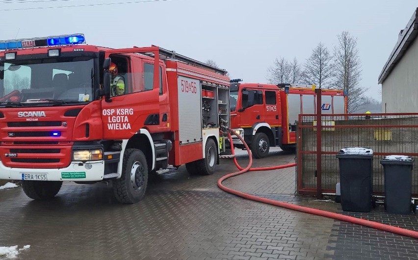 Pożar hali warsztatowej we wsi Długie. Na miejscu działało 9 zastępów straży pożarnej