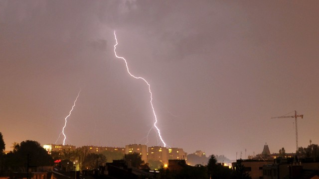 Wyładowanie atmosferyczne oddalone od domu nawet o ponad kilometr może mieć destrukcyjny wpływ na domową elektronikę.