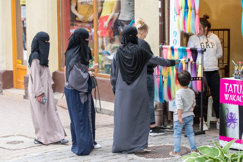 Turyści z krajów arabskich na Krupówkach w Zakopanem -...