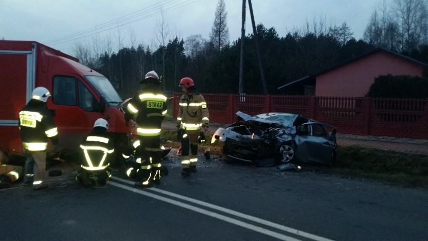 Staszów. Czołowe zderzenie dwóch samochodów. Kierowca zasnął? Jedna ofiara śmiertelna