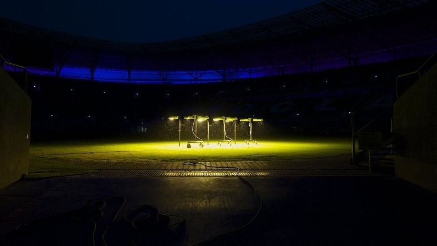 Stadion Wrocław ma specjalne lampy, dzięki nim murawa będzie dobra (FOTO)