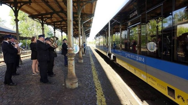 Na dworcu kolejowym w Otmuchowie na podróżnych i pierwszy pociąg po latach czekała orkiestra dęta.