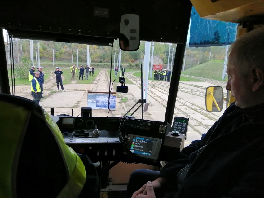 Straż i policja w zajezdni MPK. Policjanci za sterami tramwajów