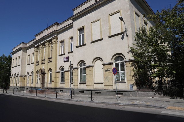 Urząd Miasta w Kielcach jest zainteresowany kupnem zabytkowego gmachu przy ulicy Leonarda 2 w Kielcach. Jego właścicielem jest Alior Bank, który wystawił nieruchomość na sprzedaż. Zobacz kolejne zdjęcia