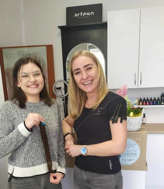 Julia z panią Beatą, fryzjerką, która sprawiła dziewczynie nowe uczesanie i przekazała jej włosy fundacji dla osób z nowotworami.