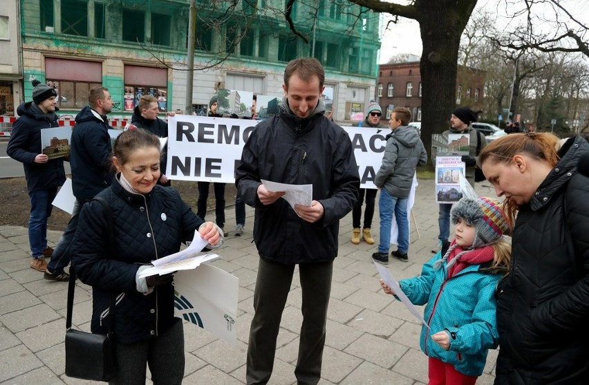 "Remontować - nie rujnować". Protest w obronie dawnego budynku hotelu Piast [WIDEO]