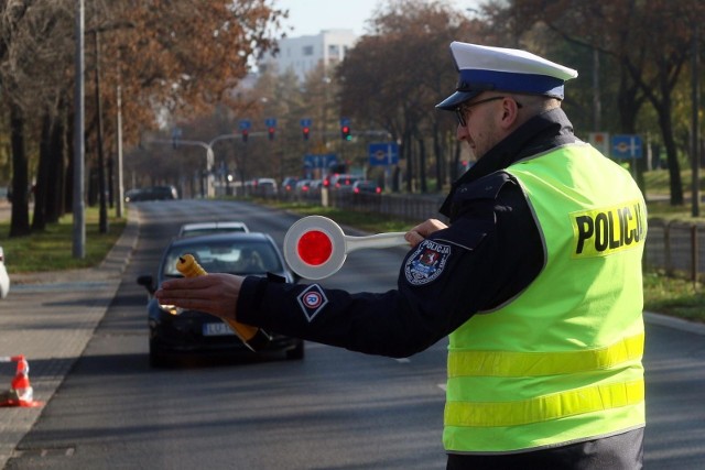 Nawet 200 zł może zapłacić osoba, która ze zbyt małą prędkością będzie poruszała się po drodze.