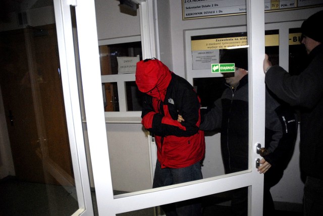 Wczoraj późnym popołudniem Mirosław C., na zdjęciu w czerwonej kurtce, został przewieziony przez policjantów do prokuratury na ul. Wawrzyniaka w Szczecinie.