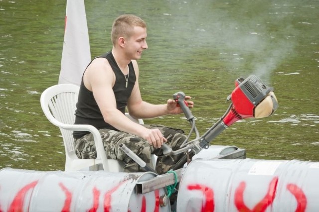 Wartym uwagi rozwiązaniem było zastosowanie spalinowej podkaszarki do trawy jako napędu do jednostki pływającej.