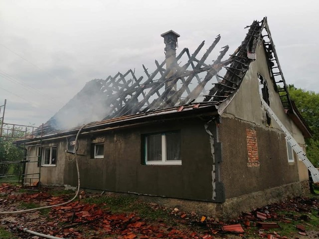 W poniedziałek o godz. 16:42 strażacy z OPS Polanów zostali zadysponowani do miejscowości Kępiny, gdzie palił się budynek mieszkalny. Przyczyną pożaru było uderzenie pioruna w dach. Jedna osoba została przebadana przez pogotowie i pozostawiona na miejscu gdyż nie potrzebowała dalszej hospitalizacji - podaje OSP Polanów na swoim profilu facebookowym Polanów 998. W akcji udział brały jednostki: 2x OSP Polanów, 2x OSP Żydowo, 2x OSP Bobolice, OSP Drzewiany, 4x JRG 2 Koszalin, policja pogotowie ratunkowe, pogotowie energetyczne.Zobacz także: Koszalin: Ćwiczenia Straży Pożarnej przy przystani Koszałka