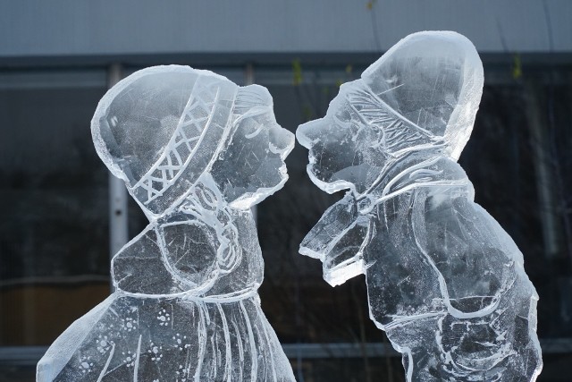 Trwa drugi dzień Poznań Ice Festival. W tegorocznej edycji w konkursie weźmie udział 24 uczestników z 11 krajów z całego świata. Mowa tu o rzeźbiarzach w lodzie m.in. z Hiszpanii, Ukrainy, Niemiec, Holandii Iraku, a nawet z Filipin. Zobacz zdjęcia -->