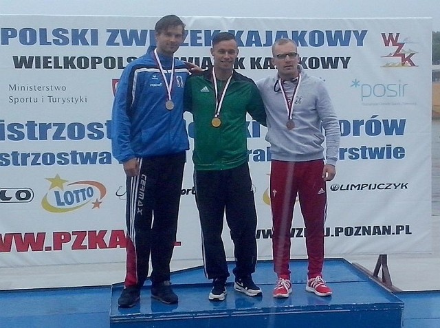 Piotr Kuleta (z prawej) na podium mistrzostw Polski seniorów. W środku triumfator wyścigu Tomasz Kaczor (Warta Poznań), a z lewej wicemistrz Polski Vincent Słomiński (Stomil Poznań).