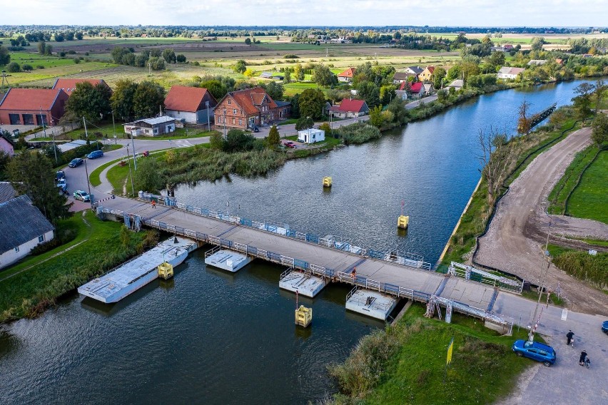 Rzeka Elbląg i most pontonowy w Nowakowie. To tędy będą...