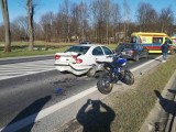 Wypadek w Ćmińsku z udziałem motocykla i dwóch samochodów. Do szpitala trafiły dwie osoby, w tym kobieta w zaawansowanej ciąży