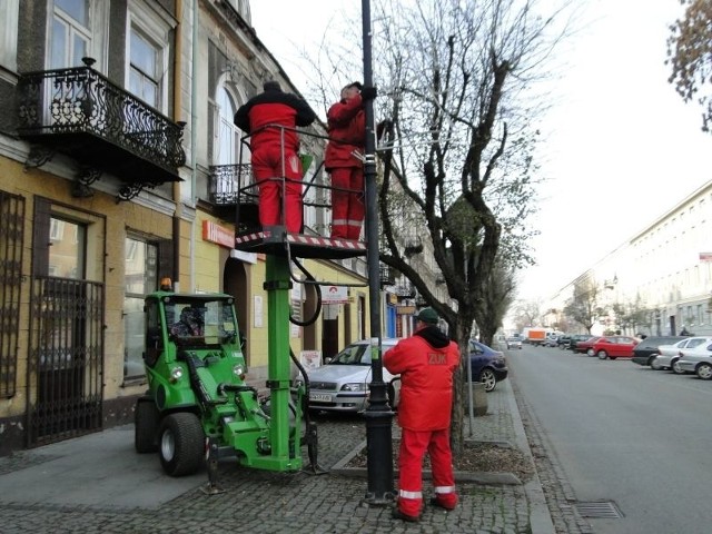 W piątek pracownicy Zakładu Usług Komunalnych rozpoczęli montaż dekoracji bożonarodzeniowych w centrum Radomia. 