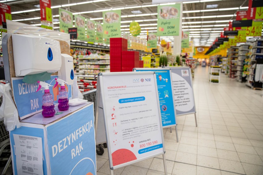 Maksymalnie trzy osoby na jedną kasę w sklepach. Limity...