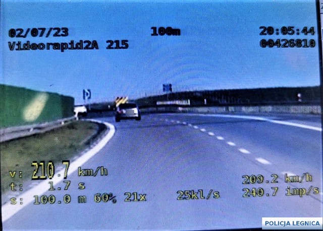 Rekordzista na liczniku miał ponad 210 km/h. Kierujący bmw zatrzymany został po godz. 20.