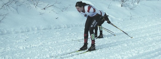 Emilia Romanowicz startuje w ogólnopolskich zawodach biegowych. Ale do założenia nart i jazdy po leśnych trasach zachęca wszystkich, bo to świetna forma odpoczynku zimą. Nie trzeba być wyczynowcem, by pospacerować na biegówkach &#8211; przekonuje.