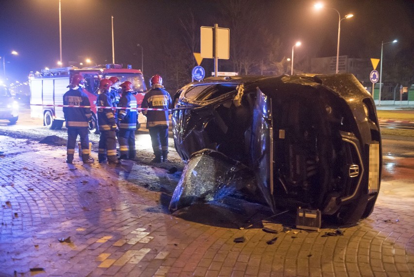 22-letni kierowca wjechał w rondo (zdjęcia)