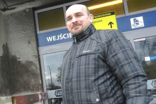 Dworzec kolejowy obsługuje dziennie tysiące pasażerów. Na zdjęciu Adam Wilczyński, jeden z podróżnych.