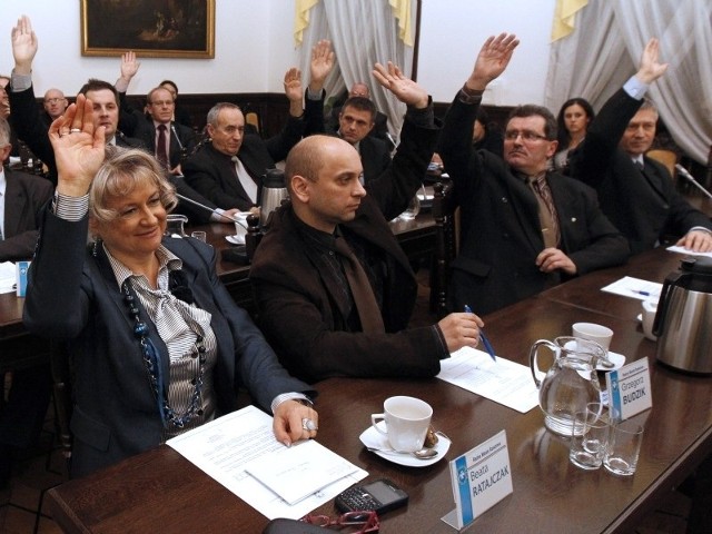 Waldemar Wywrocki, na zdjęciu pierwszy z prawej w drugim rzędzie, jest oficjalnie politykiem PO.