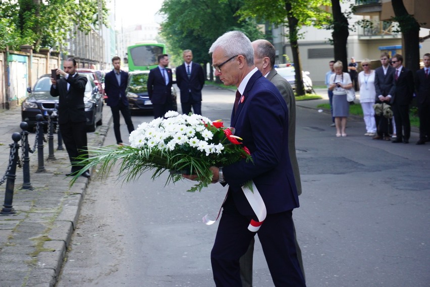 Czerwiec 56: Złożenie kwiatów pod zakładem ZNTK