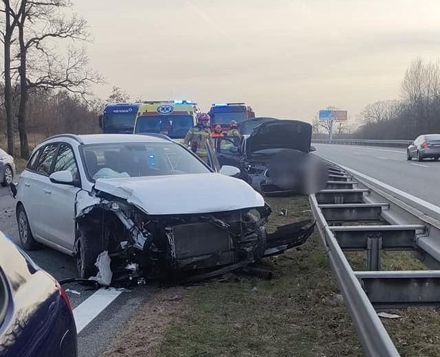 W wyniku wypadku uszkodzone zostały łącznie cztery...