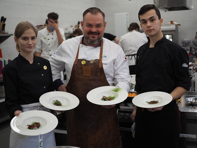 W poniedziałek, 8 listopada w łódzkim Gastronomiku odbyły się warsztaty dla młodzieży, które poprowadził Jakub Wolski, uczestnik VI edycji programu „Hell’s Kitchen”. Pod jego kierunkiem uczniowie poznawali tajemnice polskiej, niepodległościowej kuchni, a w szczególności - potrawy z dzika i daniela. Zdobyte umiejętności uczniowie zaprezentują podczas uroczystej kolacji z okazji Święta Niepodległości 11 listopada w kawiarni Alegoria Muzeum Pałacu Herbsta - Oranżeria. W menu: przystawka - tatar z daniela, danie główne – gulasz z dzika i daniela, grzybowy pęczak, karmelizowane warzywa korzeniowe, deser – jabłkowe crumble z cynamonem, własnej roboty lody jeżynowe, kruszonka sosnowa, bita śmietana.