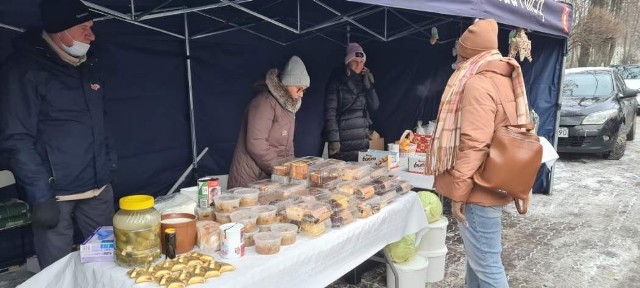 Kiermasz należał do udanych. Zebrano trzy pełne puszki pieniędzy.