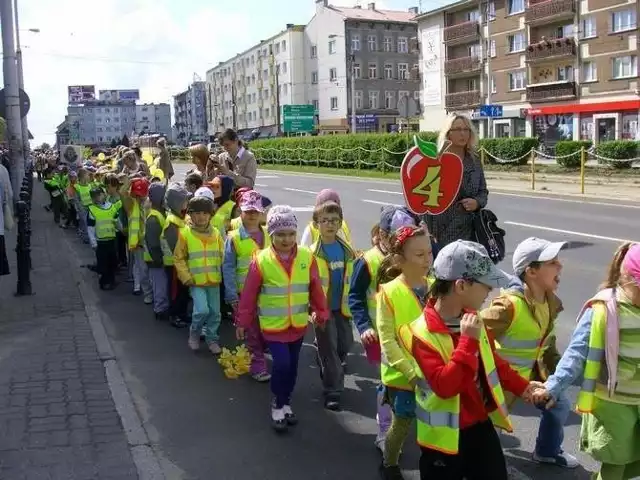 Korowód wrażliwości przechodzi przez centrum - z katedry do  amfiteatru.