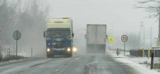 Piaskarka na starej "trójce&#8221; przed Niedoradzem kosztuje gminę Otyń 3,8 tys. zł dziennie. Zima trwa, koszty rosną, a wraz z nimi deficyt w gminnym budżecie.