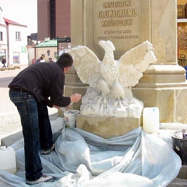 Naprawa uszkodzonego orła kosztowała ponad cztery tysiące złotych. Zapłaci za to wandal.