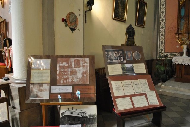 Wystawa pokazuje życie i twórczość księdza Jana Wiśniewskiego. 