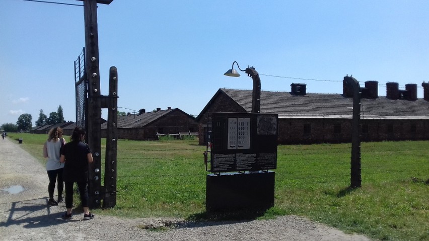Turyści niszczą poobozowe mury w Auschwitz-Birkenau bezmyślnie bazgrząc