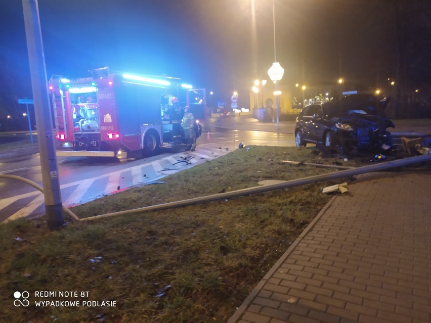 Białystok. Wypadek na rondzie Lussy. Auto osobowe skosiło słup oświetleniowy [ZDJĘCIA]