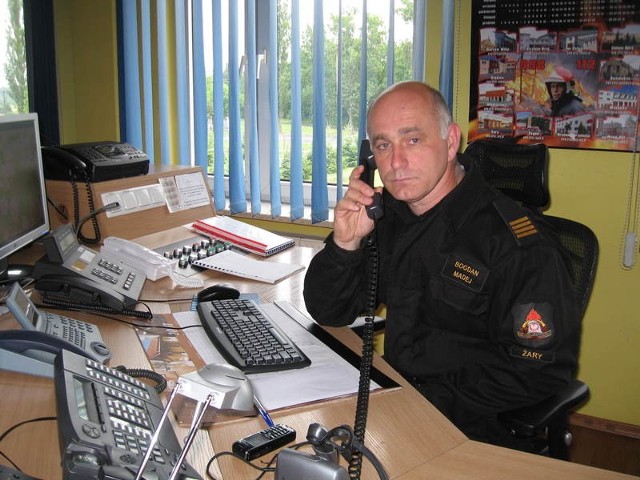 Dyżurny straży pożarnej - młodszy ogniomistrz Bogdan Madej przyznaje, że zdarza mu się odbierać telefony z fałszywymi alarmami.