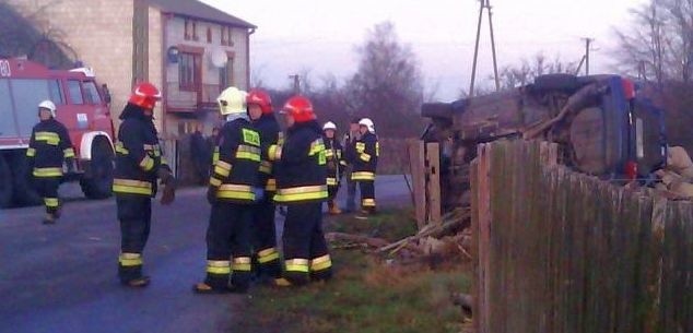 Wypadek w Czarnej: BMW wypadło z szosy na zakręcie i wpadło na posesję, niszcząc drewniany płot.