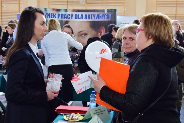 W hali "Kujawianka" już po raz 18. odbyły się targi Pracy i Przedsiębiorczości. Bezrobotni mieli w czym wybierać. Poszukiwali między innymi opiekunów i opiekunek osób starszych do pracy w Polsce, Wielkiej Brytanii i Niemczech, koordynatorów ds. sprzedaży, inżynierów źródeł odnawialnych, monterów instalacji OZE, kierowników i asystentów sprzedaży, specjalistów ds. marketingu, specjalistów ds. rekrutacji z językiem niemieckim, pracowników biurowych, pracowników gastronomii, ślusarzy, spawaczy, operatorów wózka widłowego, pakowaczy i pracowników produkcji spożywczej. Znaleźliśmy na targach również oferty pracy dla: kelnerów, kucharzy, ślusarzy, monterów, magazynierów, a także animatorów czasu wolnego. - Dziękuję pracodawcom. Bez nich organizacja tych targów nie miałaby sensu. Gdyby nie ich pomoc, praktycznie niewiele moglibyśmy zaprezentować - wyznaje Przemysław Stefański, dyrektor Powiatowego Urzędu Pracy w Inowrocławiu. Dziękował również przedsiębiorcom, którzy otworzyli swoją działalność dzięki pieniądzom pozyskanym z urzędu pracy. - Pokazują, że jednak dzięki pomocy naszego urzędu można otworzyć działalność gospodarczą i dobrze ją prowadzić - podkreśla dyrektor. Przy okazji zachęcał przybyłych do instalacji na swoich smartfonach Inteligentnego Systemu Aktywizacji Bezrobotnych (SmartSAB). - Jesteśmy pierwszym urząd pracy w naszym województwie, a piątym w Polsce, który taki system uruchomił. Pani sekretarz powiatu już zainstalowała to na swoim telefonie i sprawdziła. Rzeczywiście działa - przekonuje Przemysław Stefański. Najważniejsi tego dnia byli jednak bezrobotni. Przebierali w ofertach, podpytywali, spisywali dane, zostawiali swoje CV. Czas pokaże, czy uda im się znaleźć wymarzoną pracę. 