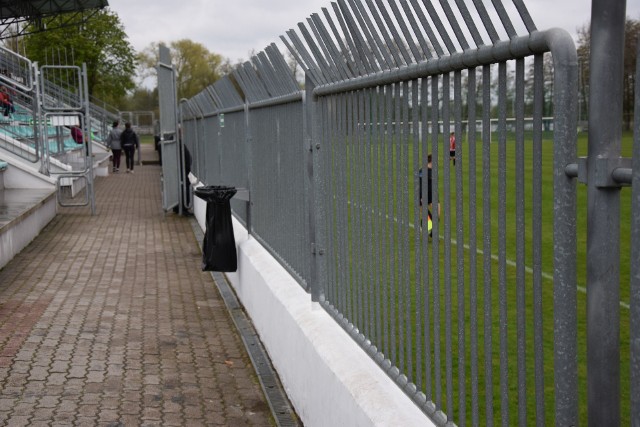 Tyle widzi kibic na szczecineckim stadionie siedząc w dolnych rzędach trybun