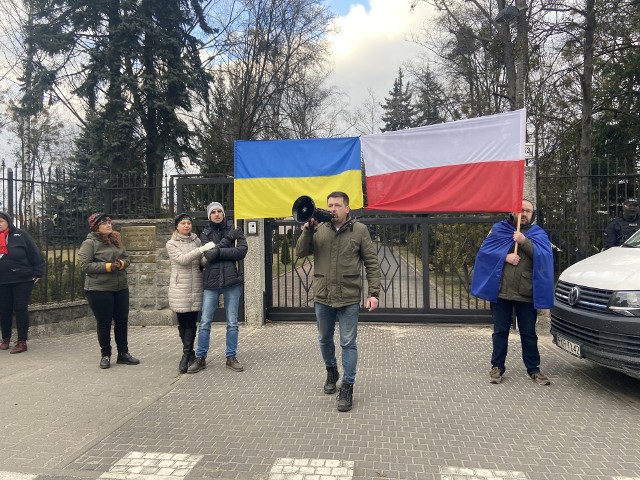 5 marca o godz. 16 przy ul. Bukowskiej 53A przed Konsulatem Generalnym Federacji Rosyjskiej w Poznaniu odbyła się demonstracja „Putin morderca!”.Zobacz zdjęcia -->