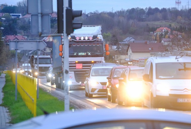 Korki na drodze krajowej nr 10 w Lubiczu w godzinach porannego i popołudniowego szczytu to widok znany od lat