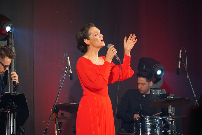 Koncert z okazji 25-lecia samorządu Mazowsza w Policznie. Na scenie wystąpiła Olga Bończyk