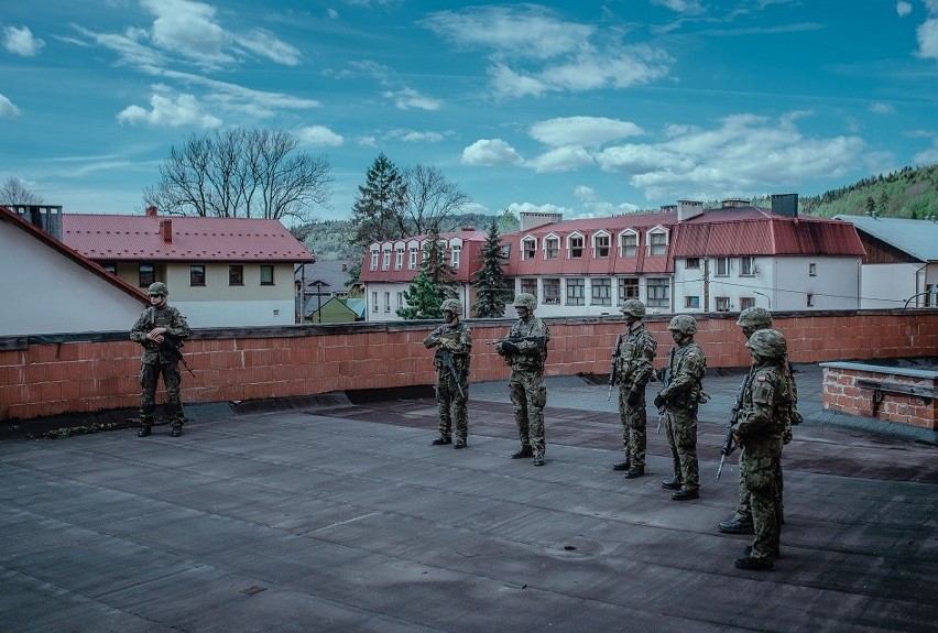 Śląscy terytorialsi do czwartej nad ranem ochraniali w Rajczy obiekt przed atakiem nieprzyjaciela [ZDJĘCIA]