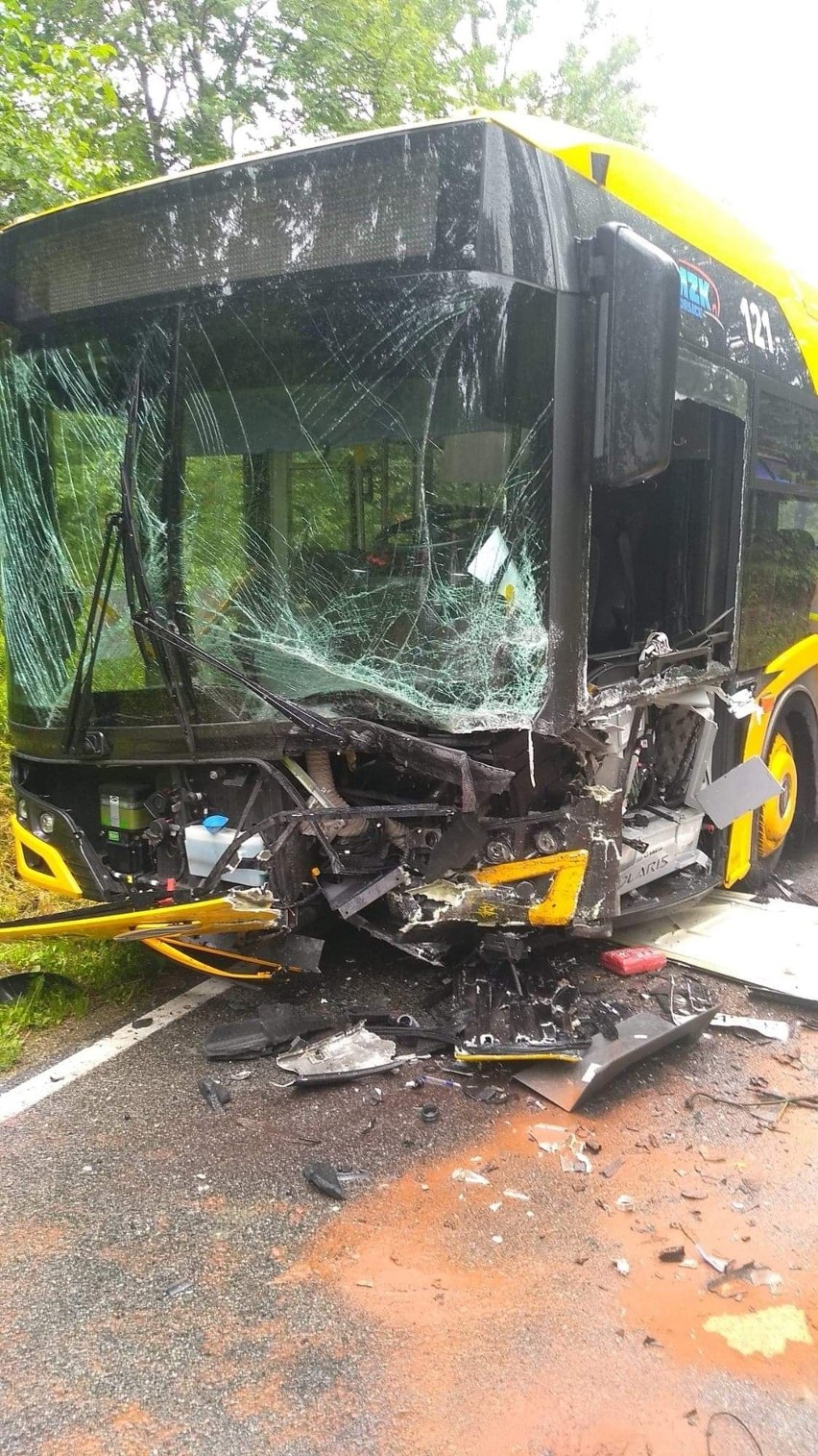 Wypadek w Zagórzanach k. Gorlic.  Wielu poszkodowanych w zderzeniu samochodu osobowego z autobusem AKTUALIZACJA [ZDJĘCIA]