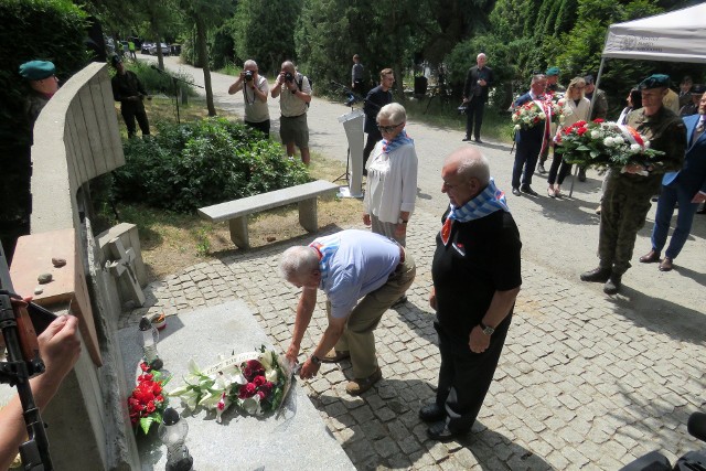 Uroczystości na szczecińskim Cmentarzu Centralnym.  Spotkanie odbyło się z okazji rocznicy. 14 czerwca 1940 r. przyjmuje się jako datę oficjalnego uruchomienia obozu KL Auschwitz