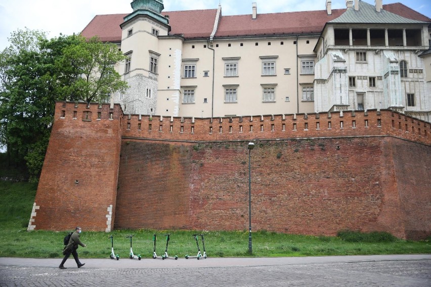 Kraków. Czytelnik: "Nie jest łatwo być niepełnosprawnym turystą na Wawelu". Rzecznik przeprasza i wyjaśnia