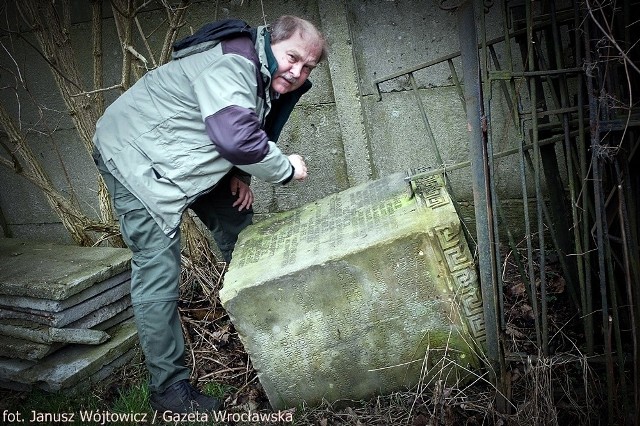 Dyrektor Mirosław Piasecki ogląda tablicę z pomnika upamiętniającego żołnierzy poległych w wojnach pruskich 