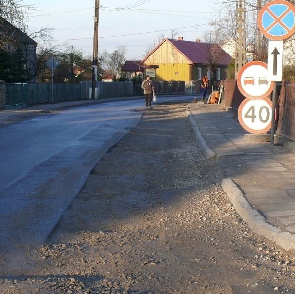 Rozkopana ulica Wyzwolenia w Krasocinie musi "czekać&#8221; na uzupełnienie asfaltu do wiosny 2009 roku.